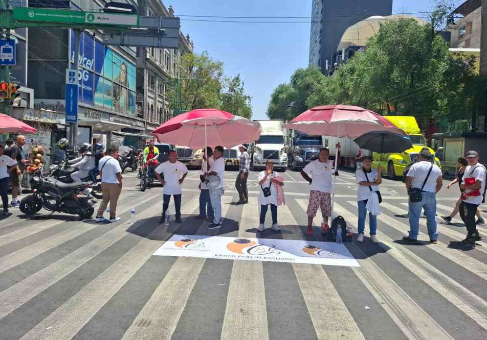 Integrantes de la organización de comerciantes invidentes Asocide bloquearon la circulación en el Eje Central Lázaro Cárdenas. Foto: Alberto García / EL UNIVERSAL