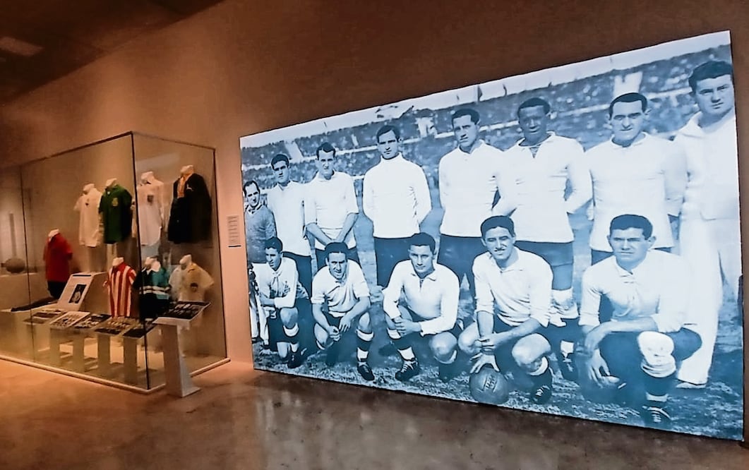 La muestra El mundo mira un balón explora el futbol como fenómeno cultural, social y político. Foto: Museo de Historia Mexicana