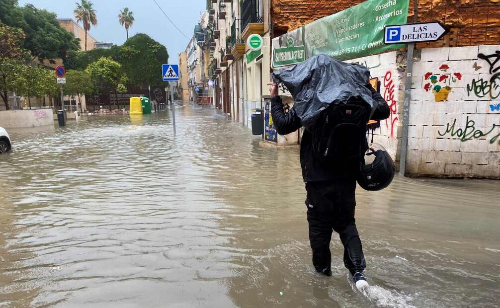 Las lluvias torrenciales volvieron a azotar España, obligando a evacuar miles de personas y a suspender trenes, especialmente en Málaga, la ciudad más afectada. Foto: EFE