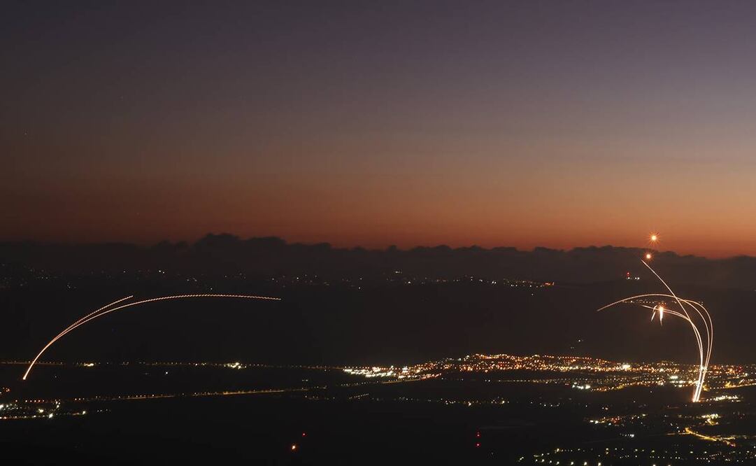 El sistema de defensa aérea Cúpula de Hierro de Israel intercepta proyectiles disparados desde el sur del Líbano sobre la Alta Galilea. Foto: EFE