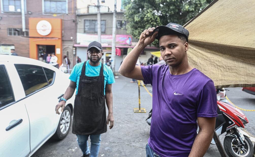 Dairon, de Cuba, y Francis,de República Dominicana, son dos migrantes que trabajan en el Mercado Nezahualcoyotl. Foto: Gabriel Pano El Universal