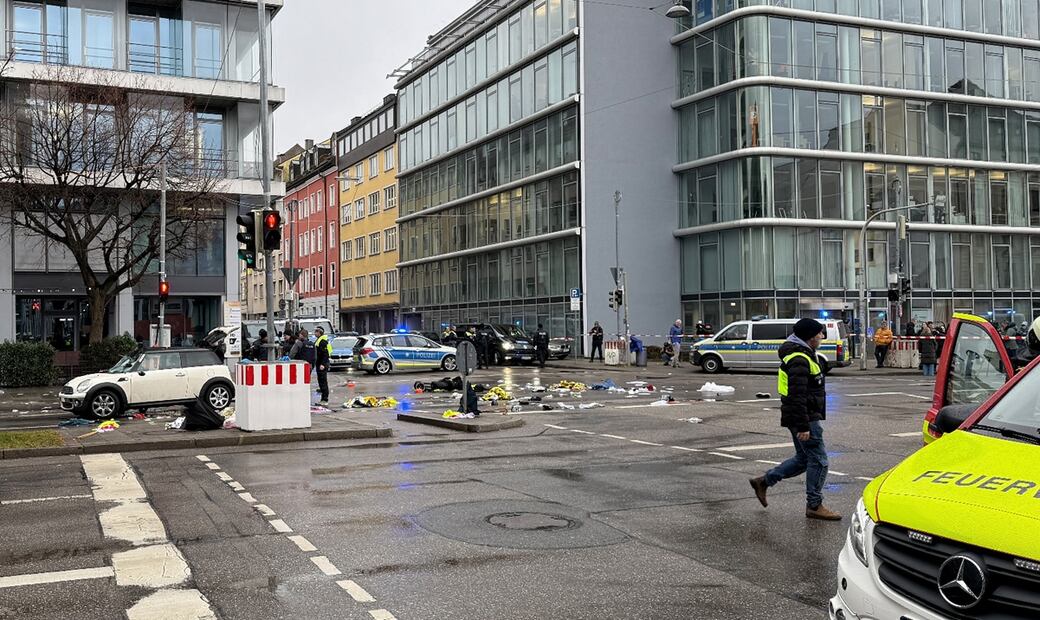 Servicios de emergencia atienden a personas tras un atropellamiento en Munich, Alemania, el jueves 13 de febrero de 2025. Foto: EFE