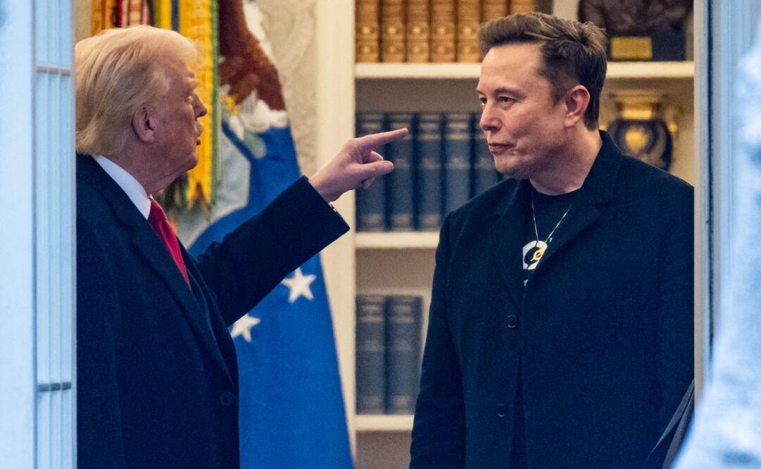 El presidente estadounidense Donald Trump y Elon Musk (der.) hablan en el Despacho Oval de la Casa Blanza. Foto: AFP