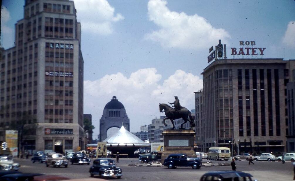 Fotografía tomada en 1948 donde se puede observar la réplica de un OVNI montado sobre el cruce de avenida Bucareli y Paseo de la Reforma, estos artefactos en muchas ocasiones eran campañas publicitarias para atraer la atención de los transeúntes aprovechando la tendencia que existía sobre estas naves en la época. Foto: Wikimedia Commons/ Especial.