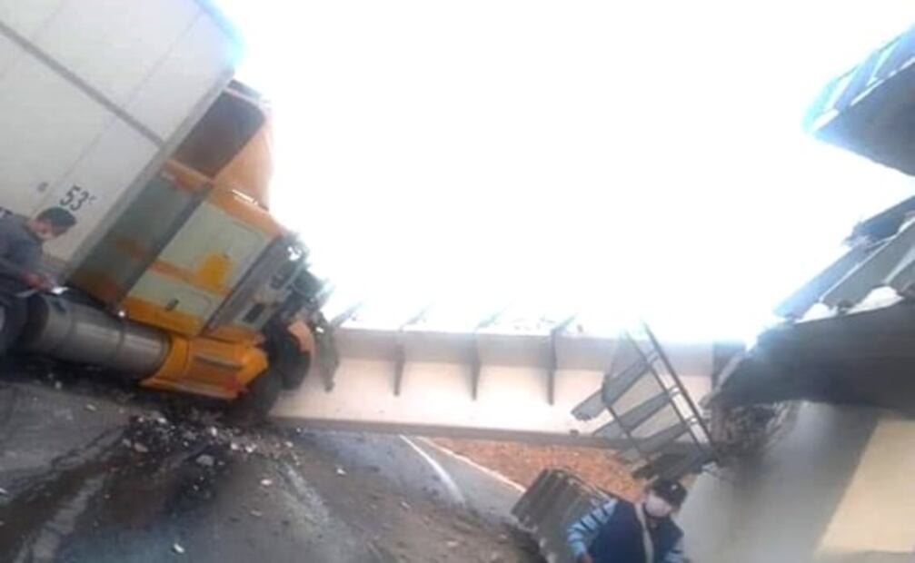 Cae puente peatonal sobre tráiler en la carretera Querétaro-San Luis Potosí