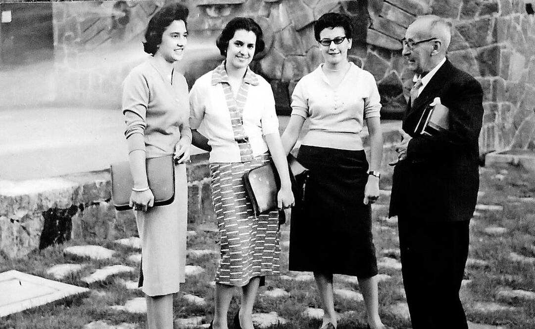 Fotografía del escritor Julio Torri con un grupo de alumnas de la Facultad de Filosfía y Letras (1958). Foto: cortesía Huberto Batis, archivo