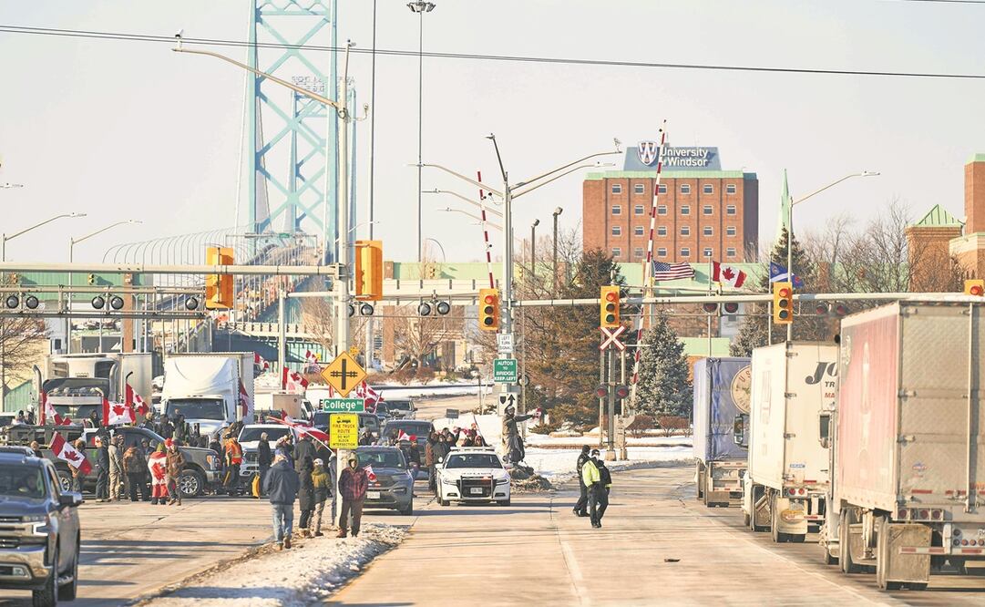 Camioneros antivacunas de Canadá bloquearon el Puente Ambassador, cruce fronterizo con EU. Foto: Geoff Robins/ AFP