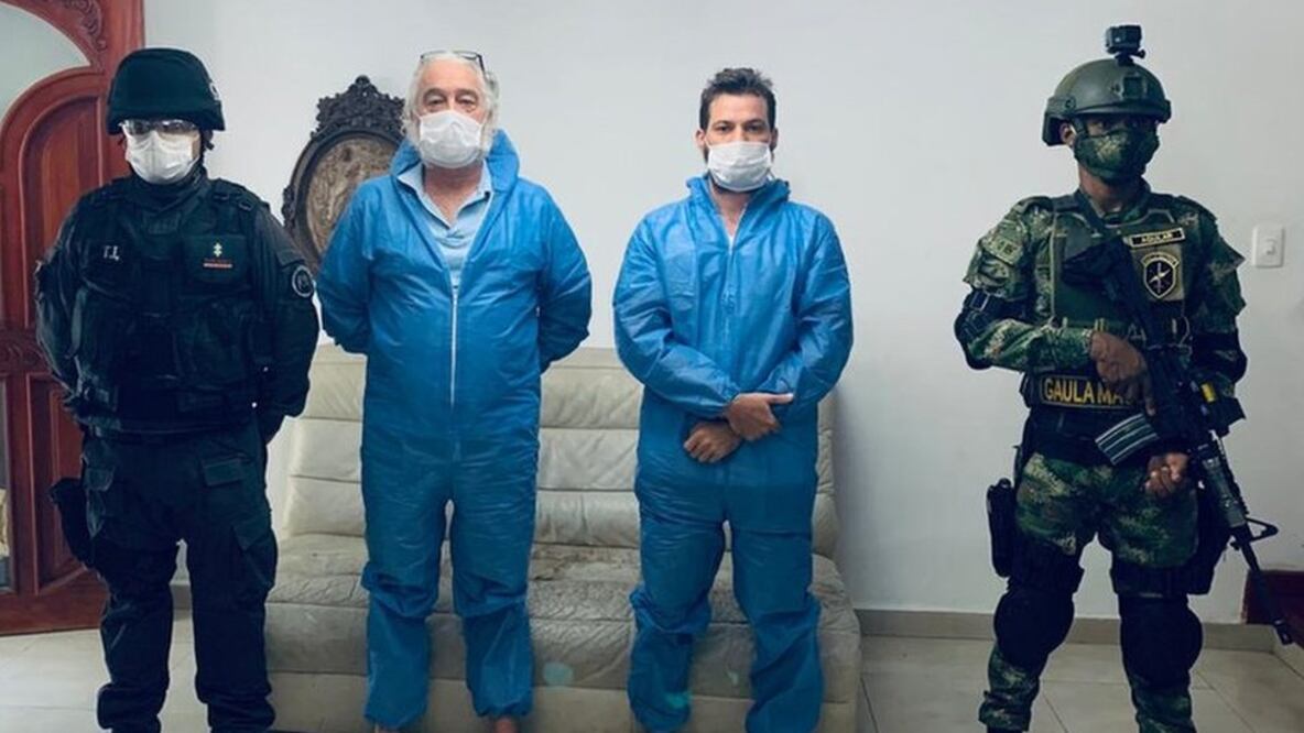 Mark Grenon (de azul, izquierda) y su hijo Joseph tras ser detenidos en Colombia. Foto: Fiscalía de Colombia