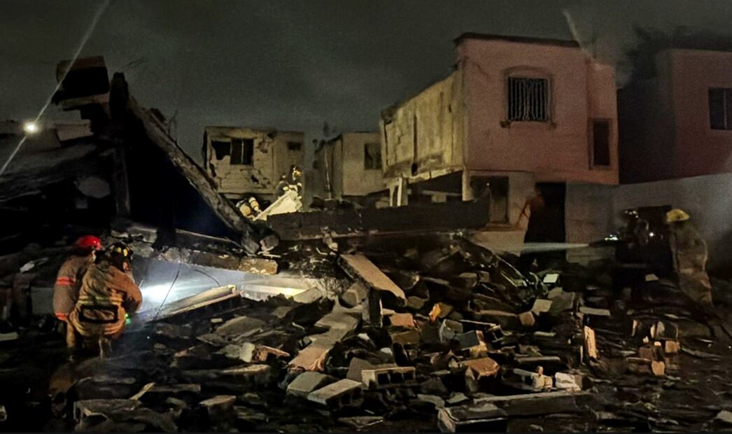 Bomberos trabajan entre escombros tras una explosión provocada por pirotecnia almacenada de manera ilegal en una vivienda del municipio de Pesquería, Nuevo León. Foto: especial