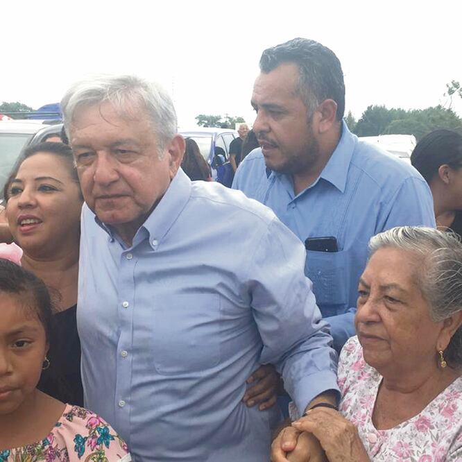 El presidente electo, Andrés Manuel López Obrador, llegó ayer a Villahermosa, Tabasco, para visitar a sus difuntos, quienes yacen enterrados en panteones estatales. LUIS MANUEL LÓPEZ. EL UNIVERSAL