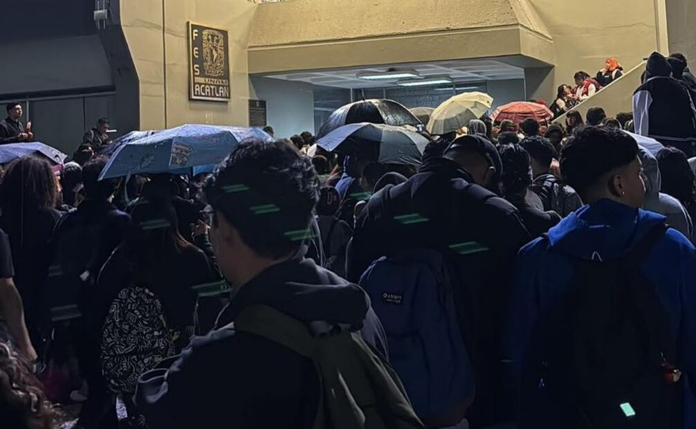 El Colectivo Estudiantil de la FES Acatlán presentó un pliego petitorio de 12 puntos y exigieron respuesta de la directora Nora del Consuelo Goris Mayans.
Foto: Especial.