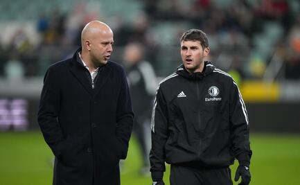 Santiago Giménez causa baja del Feyenoord a minutos de iniciar el juego de Europa League