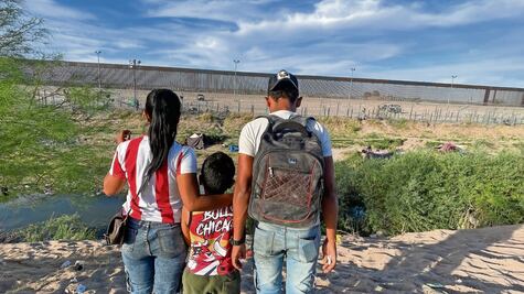  Peregrinan migrantes de puerta en puerta en frontera