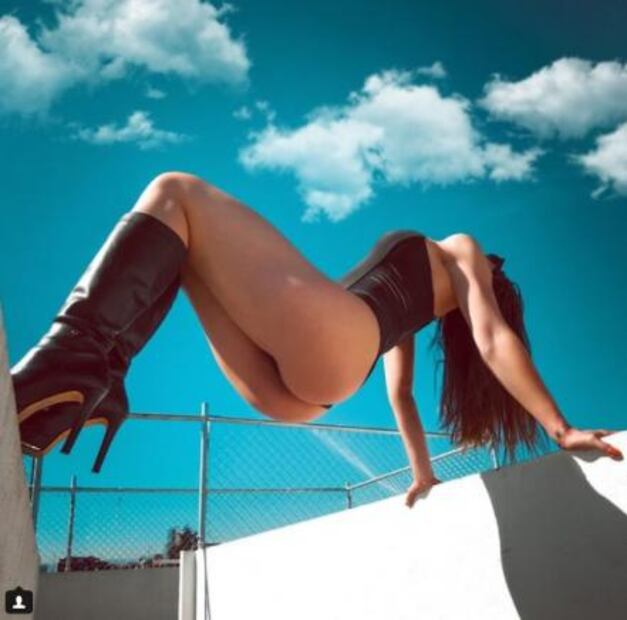 Ingrid Brans enseña su trasero con "riesgo de caer" 