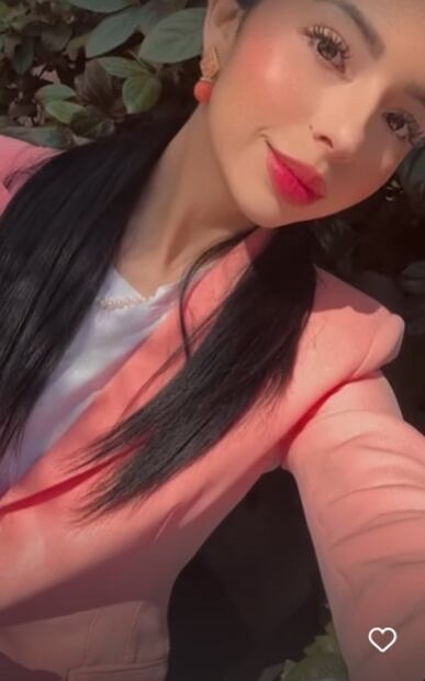 Ángela Aguilar muestra cómo llevar un traje rosa con el mejor estilo