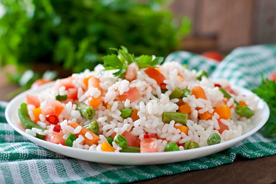 Los colores del arroz a la jardinera provienen de la mezcla de verduras como zanahoria, chícharos y pimiento. Foto: Freepik
