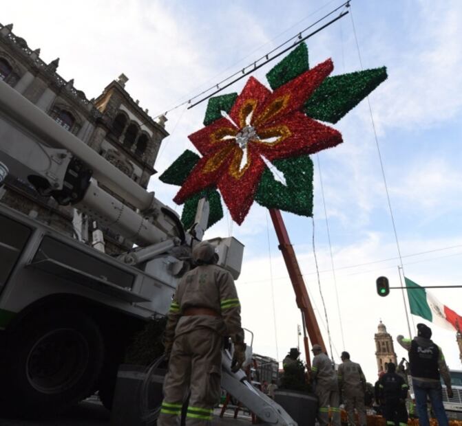 Llega el alumbrado navideño a calles del Zócalo capitalino 