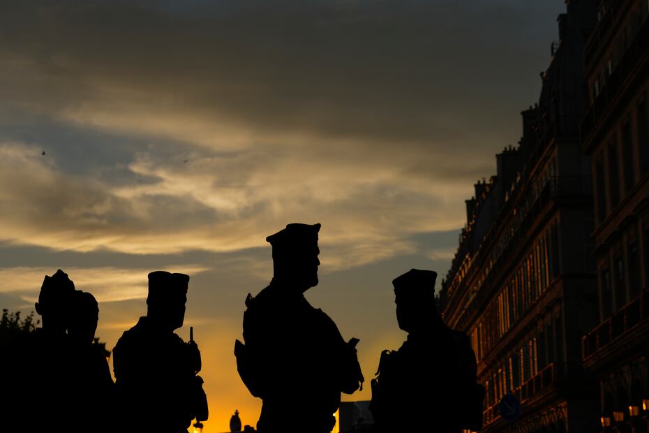 Policías resguardando el Jardín de las Tullerías, durante la ceremonia de clausura de los Juegos Olímpicos de París 2024 - Foto: AP