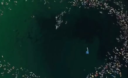 Surfistas regresan al mar tras el atentado en Bondi Beach, Australia; forman un corazón en memoria de las víctimas