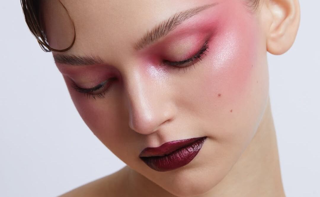 Rubor en tonos rosados aplicado hacia las sienes. Foto: Instagram @nikki_makeup