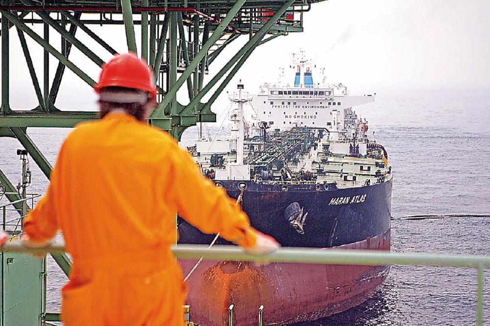 La empresa petrolera nacional aseguró que los cambios aprobados recientemente en el sistema de pensiones le permitirán reducir la carga de su pasivo laboral (ARCHIVO EL UNIVERSAL)