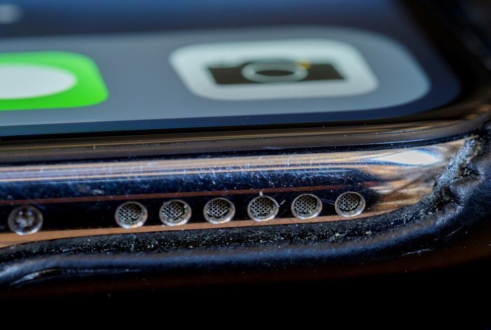 En la mayoría de casos, la calidad del audio de la bocina de los celulares baja por polvo incrustado. Foto: Unsplash
