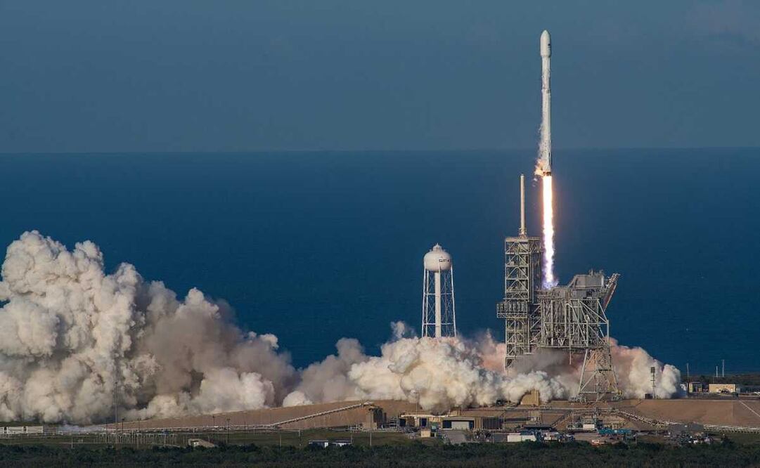 Cohete Falcon 9 en el Centro Espacial Kennedy, en 2017. Foto: EFE/Spacex, archivo