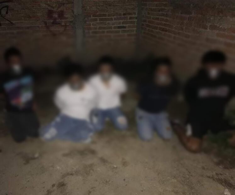 Imagen en la que se encuentran cinco jóvenes amordazados Foto: Especial