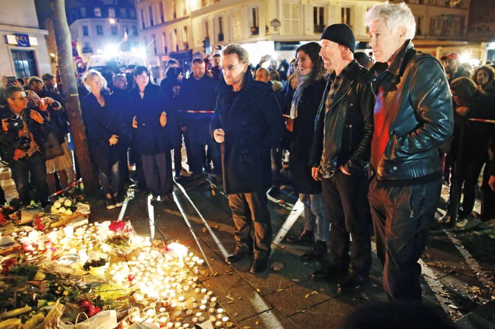 U2 depositó flores a las afueras del teatro Bataclan en homenaje a las víctimas parisinas (MALTE CHRISTIANS. EFE)