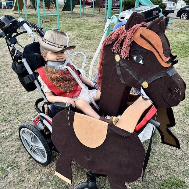 Oliver Staub sufrió una severa lesión luego de un accidente automovilístico, pero eso no le impide ser risueño y alegre. Foto: Cortesía Familia Staub-García.