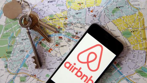 Morena evaluará pausa a regulación de alojamiento tipo Airbnb; buscan garantizar estadía segura para turistas en 2026