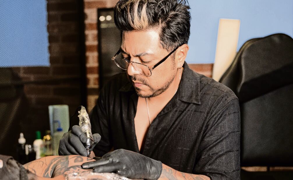 El artista considera que para hacer un tatuaje de este tipo tiene que dar su 110%, pues las personas depositan toda su confianza y vida en sus manos. Foto: Especial