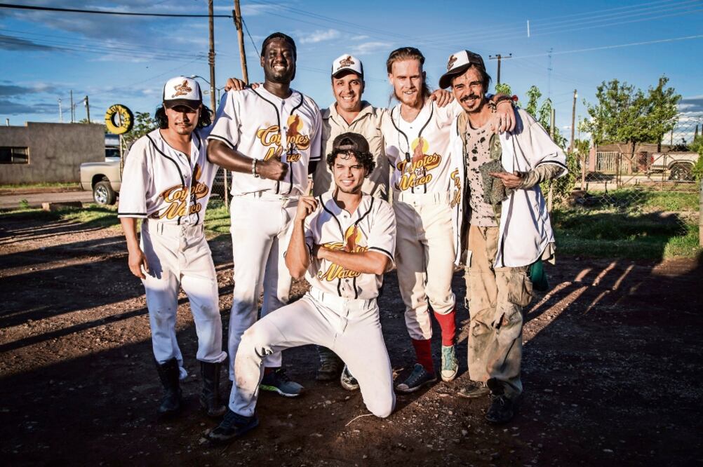 En tono de comedia, la serie pinta las diferencias entre ambos países; por ejemplo, el beisbol (EU) y el futbol (México) (CORTESÍA FOX)