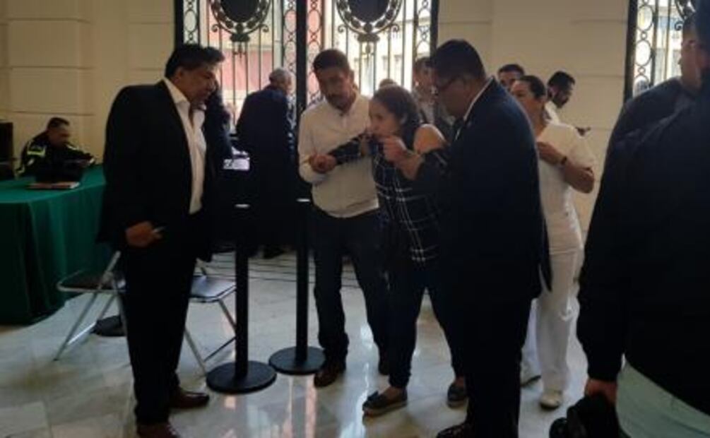 Video. Bomberos golpean a reporteros durante protesta en Asamblea Legislativa