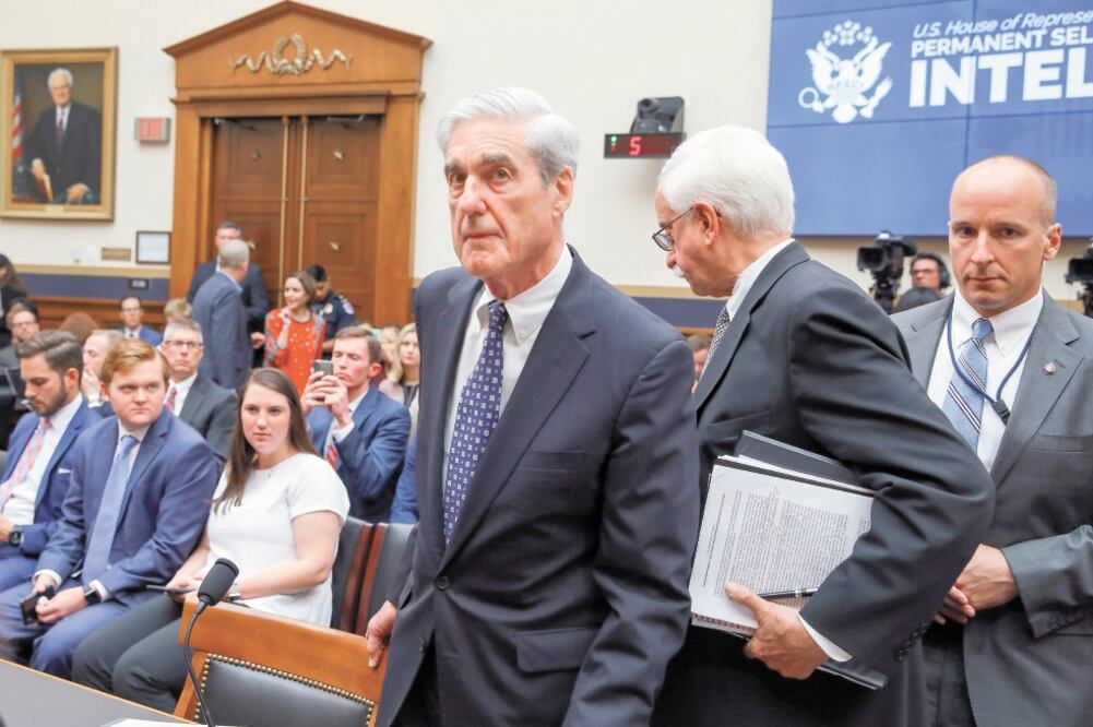 El exfiscal Robert Mueller, al llegar para rendir testimonio ayer ante el Comité de Inteligencia en la Cámara Baja. Foto: EFE
