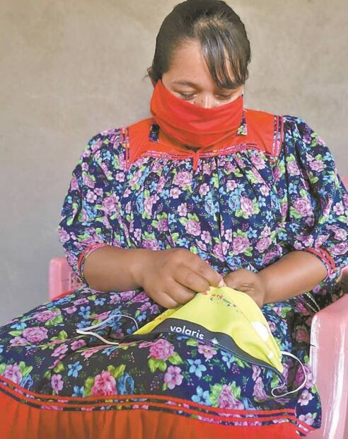 Manos mexicanas dan color a cubrebocas