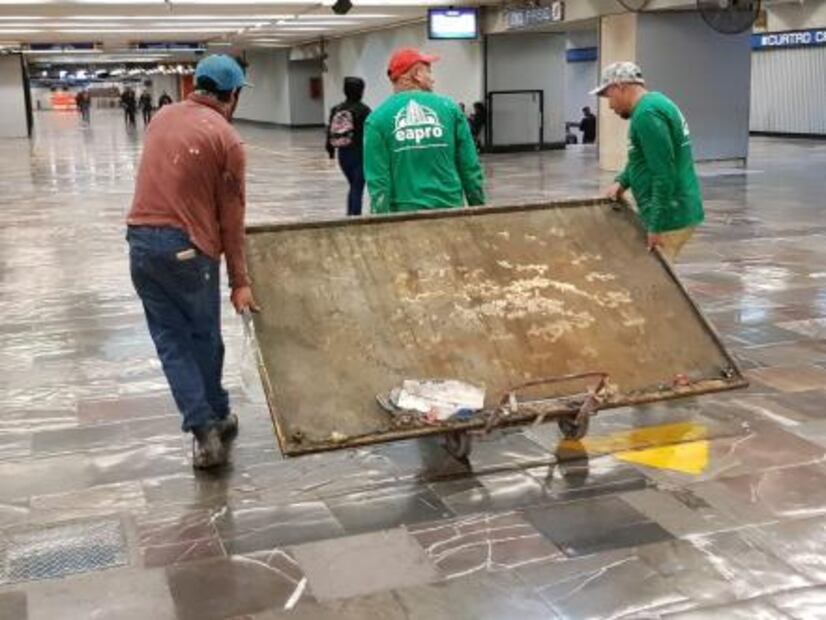 Retiran del Metro placas con el nombre de Gustavo Díaz Ordaz