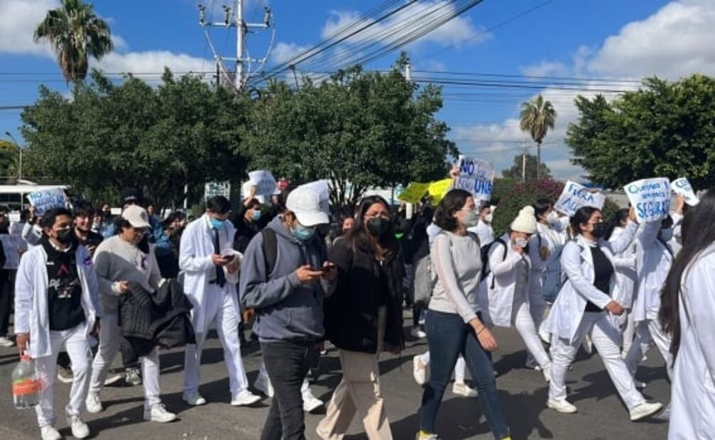 Estudiantes toman accesos de la UAQ ante denuncias de acoso y violencia