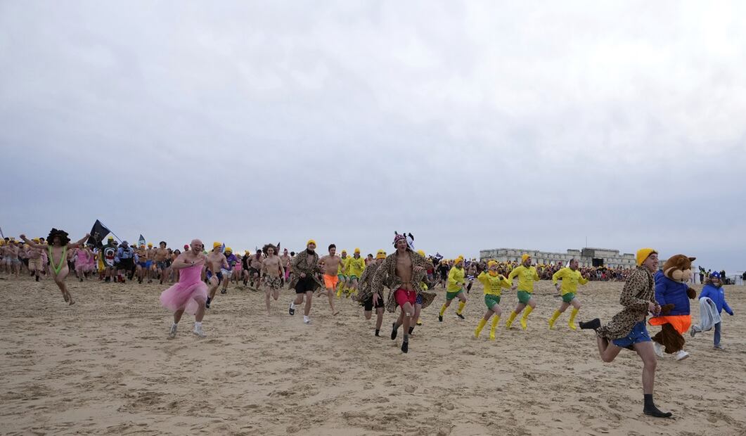 Gente participa en la tradicional inmersión de Año Nuevo en el Mar del Norte en Ostende, Bélgica. Foto: AP