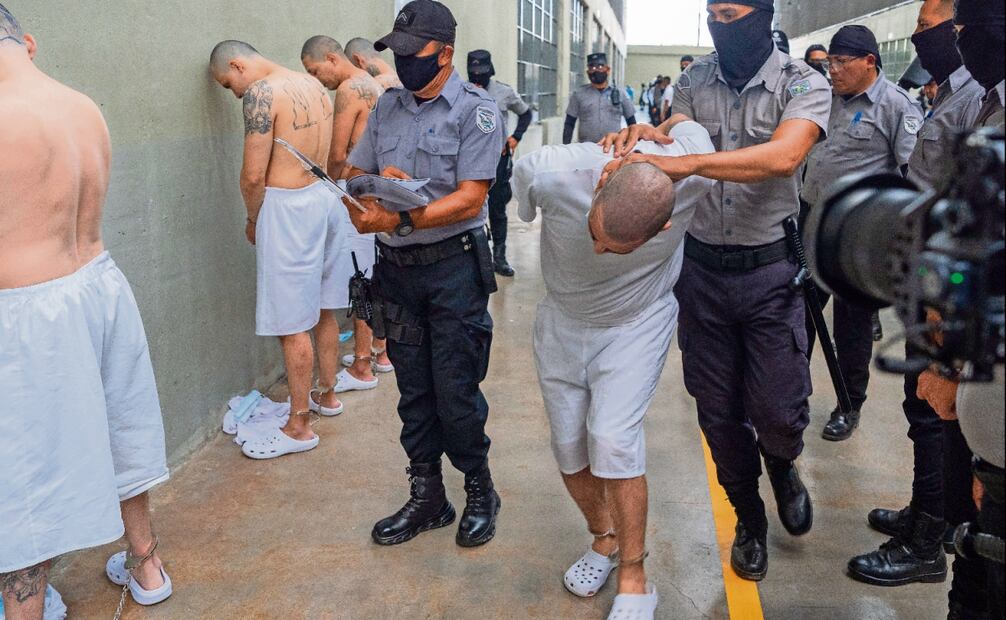 Según Noem "más del 70% tienen cargos pendientes o condenas penales, el resto tiene órdenes de deportación definitivas". Foto: Alex Brandon / AP
