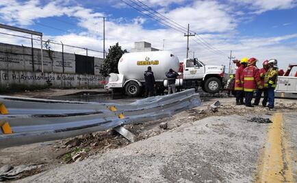 Evacuan a 2 mil estudiantes por volcadura de pipa en Neza