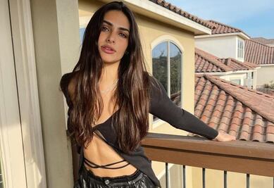 Renata Notni incendió Instagram al posar con un total look de punto en la playa