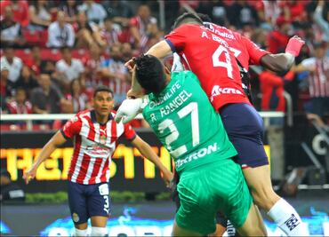 Chivas confirma que Tala Rangel fue operado tras sufrir fractura por choque con Pollo Briseño