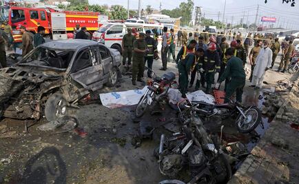 Mueren 26 por explosión en mercado de Lahore, Pakistán
