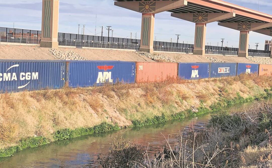 Contenedores de tren se colocaron en la frontera entre Estados Unidos y Ciudad Juárez para frenar el paso de los migrantes. Foto: Paola Gamboa/ El UNIVERSAL