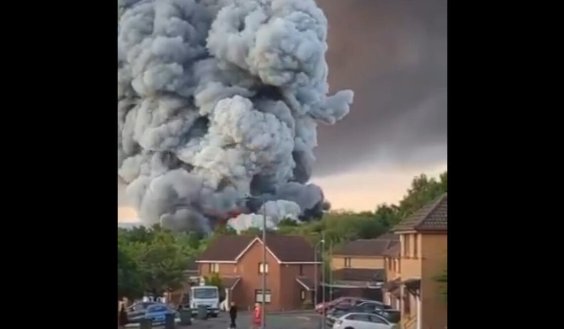 Se reportan varias explosiones y un incendio masivo en un polígono industrial en Linwood, Escocia. Foto: X @UHN_Plus