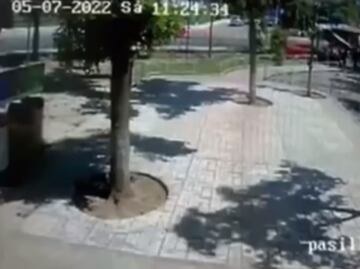 VIDEO: Mujer pierde control de auto, se mete a área de universidad y atropella a cuatro jóvenes en Sinaloa
