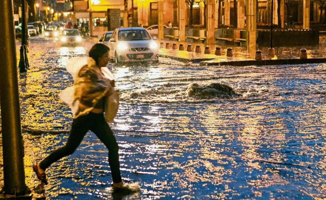 They are interested in working with information from the hydrometeorological radar of the Navigation Services in the Mexican Air Space (SENEAM) - Photo: Demian Chavez/EL UNIVERSAL