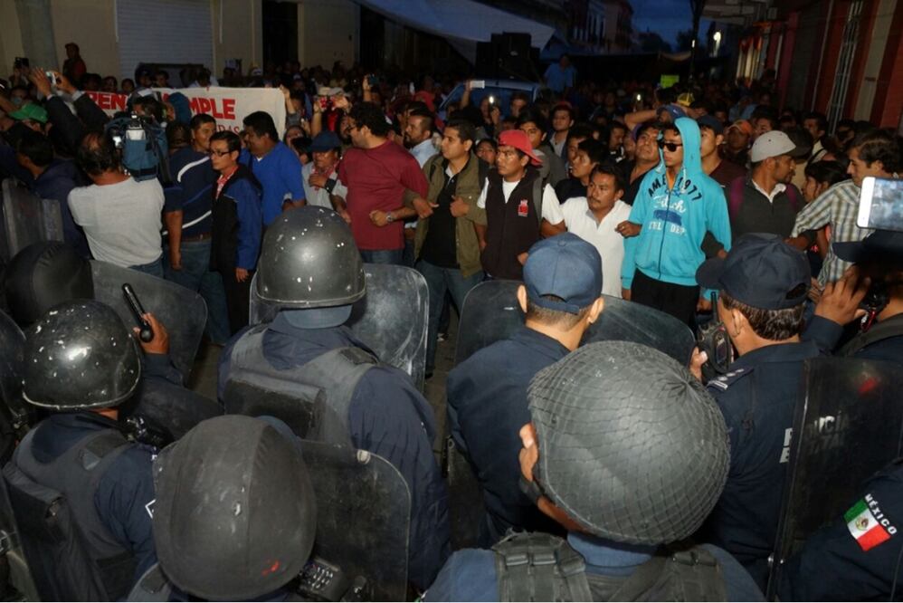 Después de realizar una marcha de la Fuente  de las Ocho Regiones de la ciudad de Oaxaca, maestros de la Coordinadora Nacional de Trabajadores de la Educación (CNTE) arribaron al Centro Histórico de la capital e intentaron ingresar al Zócalo resguardado por policías y vallas. 