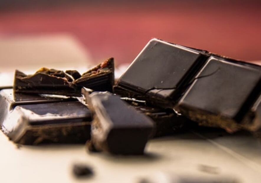 Cómo ayuda el chocolate amargo a la salud